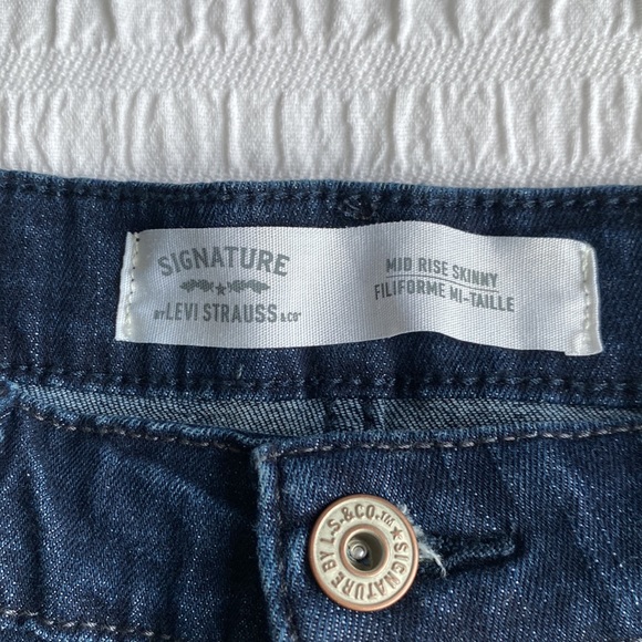 Levi’s Signature dark denim jeans. Mid rise Skinny. Size 28. Length 27” - Picture 2 of 9